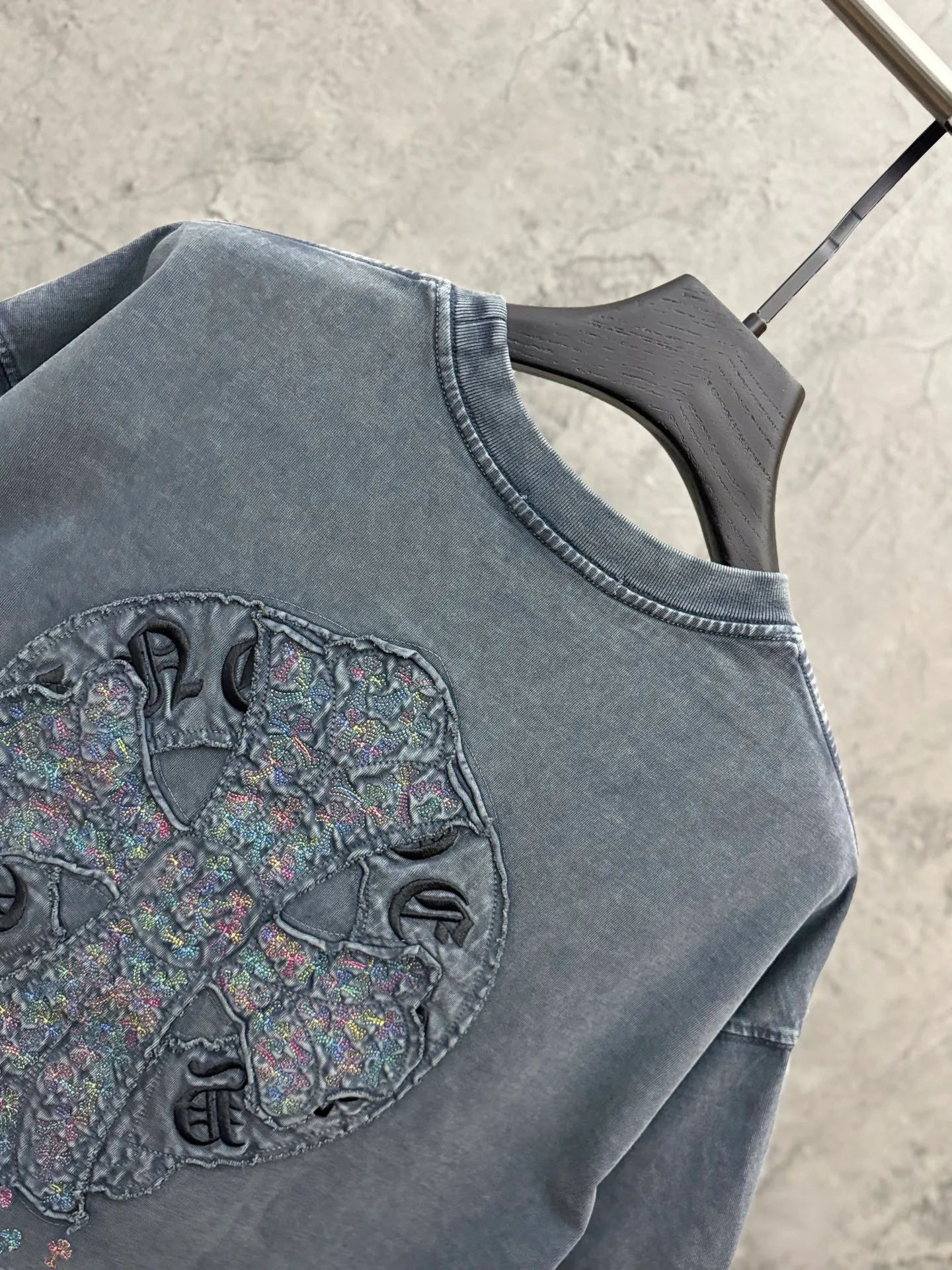 P230 top version, real shot without P, ​​different from market currency) 𝗖𝗵𝗿𝗼𝗺𝗲 𝗛𝗲𝗮𝗿𝘁𝘀/Croxin 2026 spring new original single counter American washed patch embroidered couple short sleeves 👑The highest version! Customized fabric 320 grams, washed and fried. Best-selling model at the counter. Very comfortable to wear. Accessories: Original molded and authenticated collar label➕100% silk wash label. Genuine purchase-grade original hangtag➕matching hanging rope➕3D hanging beads➕original packaging bag. Craftsmanship: The original version has consistent wiring! The highest version of the armhole matching technique! Color: Gray Black Size: S M L XL Style No.: 6619